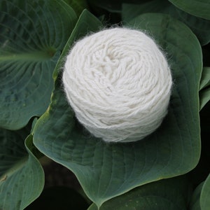 Filato di coniglio d'angora, filato a 3 capi, filato bianco, medio, pettinato, filato di peso aran per uncinetto e maglia, nalbinding.