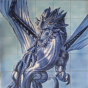 Puede incluir: Una pintura detallada de un dragón azul con las fauces abiertas y las alas extendidas, sobre un fondo de azulejos azul claro. Las escamas y los rasgos del dragón están meticulosamente representados, creando una imagen dinámica y poderosa.