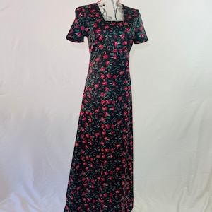 Misses size 10 Black with Red Floral Rose Satin Flowing 90’s Vintage Style Cocktail Dress With Short sleeves and lined bodice
