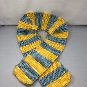 Ręcznie robiony na drutach szalik w kolorze żółtym i jasnoniebieskim