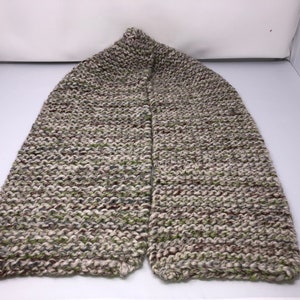 Ręcznie robiony na drutach gruby ciepły szalik