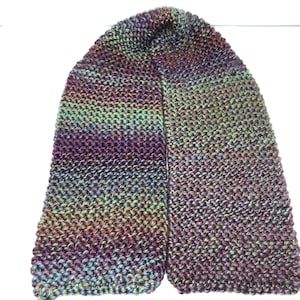 Może przedstawiać: Długi, wielokolorowy, dziany szalik z gradientem fioletu, zieleni i brązu.