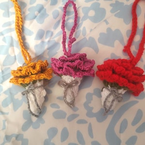 Sleutelhanger met gehaakte bloem, bedel bloementas, tasaccessoire, leuk gehaakt cadeau