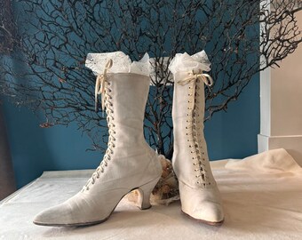 Bottes à lacets et talons blancs victoriens édouardiens en toile antiques des années 1900. La duchesse