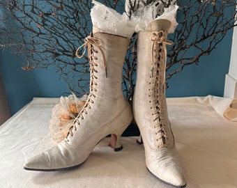 Bottines édouardiennes antiques en cuir beige blanc des années 1900. La duchesse