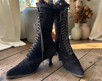 Botas victorianas/eduardianas de 1900 con cordones, de ante negro envejecido. La duquesa.