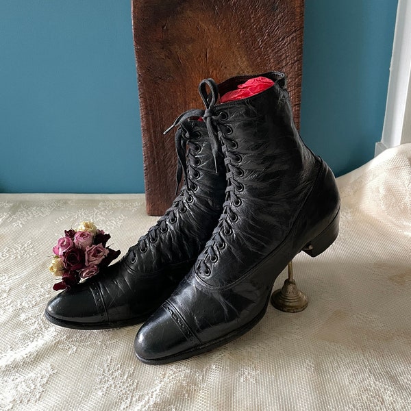 Botas con cordones de cuero negro victorianas antiguas del siglo XIX. La duquesa