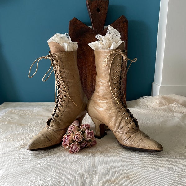 Petite paire de bottines à lacets victoriennes beiges en cuir. La duchesse