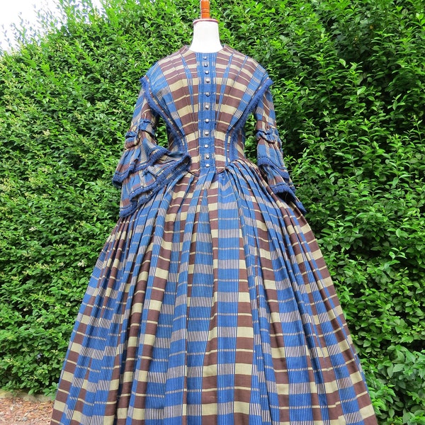 Antikes frühes viktorianisches 1840er Jahre schottisches Wolle Tartan Crinoline Tageskleid. Die Herzogin