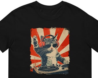 Könnte beinhalten: Ein schwarzes T-Shirt mit einer Retro-Grafik eines Katers mit Kopfhörern und Sonnenbrille, der Musik auf einem DJ-Mixer mischt.