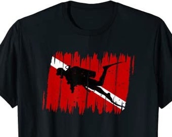 Puede incluir: Camiseta negra con un gráfico de bandera de buceo roja y blanca. La bandera tiene una silueta de un buceador con un tanque y aletas.