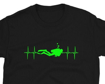 Puede incluir: Camiseta negra con un gráfico verde de un buceador con una línea de latido del corazón. El gráfico es una silueta de un buceador con burbujas que salen de su tanque.