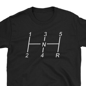 Könnte beinhalten: Schwarzes T-Shirt mit einer weißen Grafik eines 5-Gang-Schaltgetriebes. Die Zahlen 1, 2, 3, 4, 5, R und N sind auf dem Schaltmuster abgebildet.