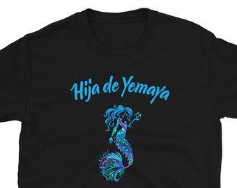 Puede incluir: Camiseta negra con un gráfico de sirena azul y el texto "Hija de Yemaya" en azul.