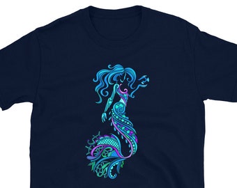 Puede incluir: Una camiseta azul marino con un diseño de sirena colorido. La sirena tiene una cola azul, verde y morada con detalles intrincados.