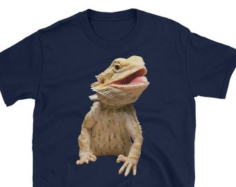 Op de afbeelding: Een marineblauw t-shirt met een afbeelding van een baardagame met zijn bek open. De draak is lichtbruin met donkerbruine markeringen.