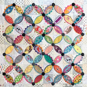 Peut inclure: Une courtepointe faite à la main aux couleurs vives, avec un motif répétitif de formes ovales reliées par des cercles noirs. Les ovales présentent divers tissus à motifs bleus, rouges, jaunes et verts. Le fond de la courtepointe est un tissu clair à motifs.