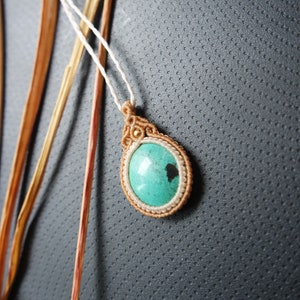 Collar bohemio de macramé turquesa: colgante de cristal curativo con piedras preciosas