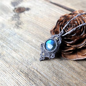 Pendentif en macramé labradorite, collier en cristal labradorite, collier zodiaque bohème, collier labradorite, pendentif micro macramé, collier festival