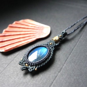 labradorite macrame pendant,labradorite crystal necklace, boho zodiac necklace,labradorite necklace,micro macrame pendant,festival necklace