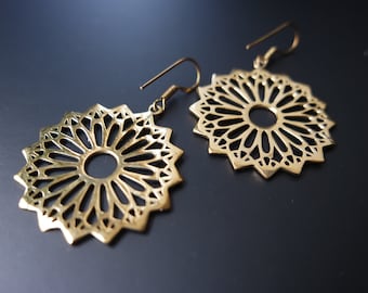 Pendientes mandala de flores boho, pendientes colgantes de latón boho, joyas de yoga de color oro para ella, pendientes tribales hippies, joyería étnica declaración