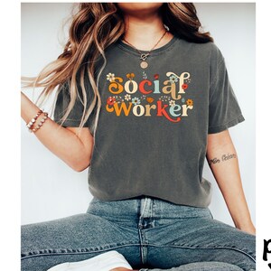Camisa de trabajador social, regalo de trabajador social escolar para trabajo social de trabajador social, camiseta floral boho retro de flores silvestres, camiseta de mujer Comfort Colors® imagen 2