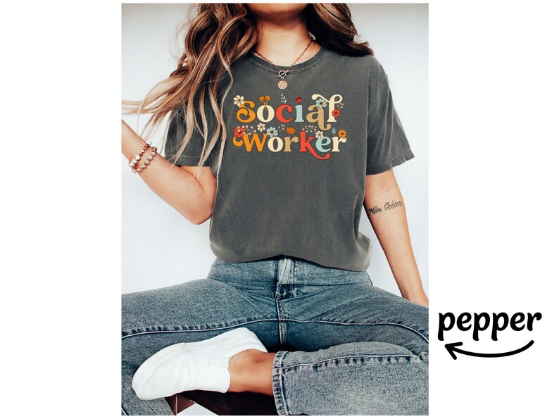 Camisa de trabajador social, regalo de trabajador social escolar para trabajo social de trabajador social, camiseta floral boho retro de flores silvestres, camiseta de mujer Comfort Colors® imagen 2