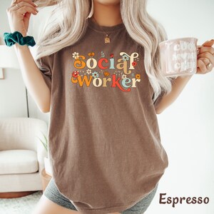 Camisa de trabajador social, regalo de trabajador social escolar para trabajo social de trabajador social, camiseta floral boho retro de flores silvestres, camiseta de mujer Comfort Colors® imagen 5