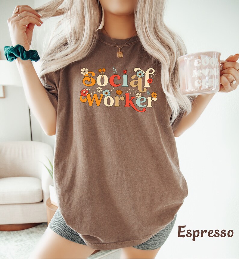 Camisa de trabajador social, regalo de trabajador social escolar para trabajo social de trabajador social, camiseta floral boho retro de flores silvestres, camiseta de mujer Comfort Colors® imagen 5