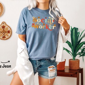 Camisa de trabajador social, regalo de trabajador social escolar para trabajo social de trabajador social, camiseta floral boho retro de flores silvestres, camiseta de mujer Comfort Colors® imagen 7