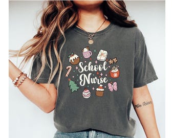 Camiseta navideña de enfermera escolar, regalo de Navidad para enfermeras escolares, camiseta de enfermera escolar talentosa, camiseta de enfermera escolar para vacaciones de Año Nuevo, camiseta de enfermera escolar, colores cómodos