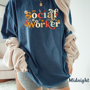Camisa de trabajador social, regalo de trabajador social escolar para trabajo social de trabajador social, camiseta floral boho retro de flores silvestres, camiseta de mujer Comfort Colors® imagen 4