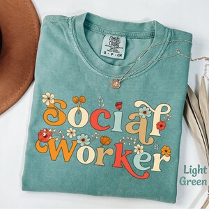 Camisa de trabajador social, regalo de trabajador social escolar para trabajo social de trabajador social, camiseta floral boho retro de flores silvestres, camiseta de mujer Comfort Colors® imagen 6