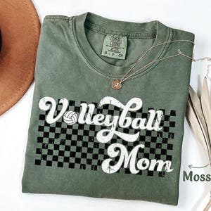 Camiseta de mamá de voleibol, camiseta de mamá de voleibol, camiseta de mamá de voleibol, camiseta retro de mamá de voleibol para regalo de mamá de voleibol, camiseta de colores cómodos imagen 2