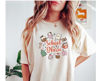 Camiseta navideña de enfermera escolar, regalo de Navidad para enfermeras escolares, camiseta de enfermera escolar talentosa, camiseta de enfermera escolar para vacaciones de Año Nuevo, camiseta de enfermera escolar, colores cómodos