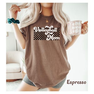 Camiseta de mamá de voleibol, camiseta de mamá de voleibol, camiseta de mamá de voleibol, camiseta retro de mamá de voleibol para regalo de mamá de voleibol, camiseta de colores cómodos imagen 4