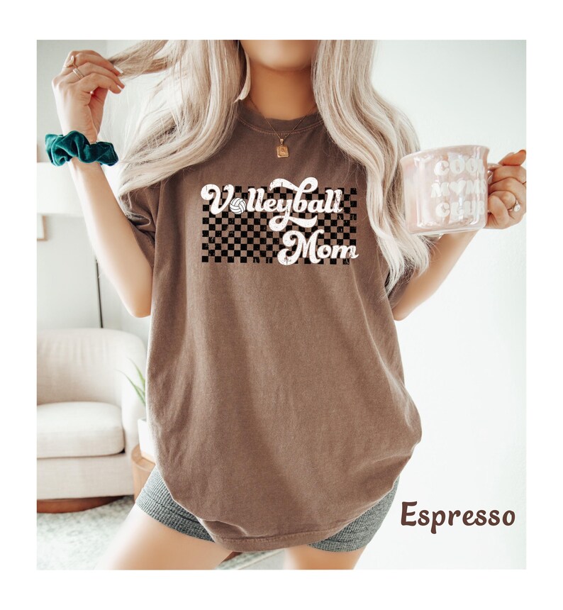 Camiseta de mamá de voleibol, camiseta de mamá de voleibol, camiseta de mamá de voleibol, camiseta retro de mamá de voleibol para regalo de mamá de voleibol, camiseta de colores cómodos imagen 4