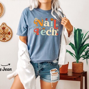 Nail Tech Shirt Nail Salon Gift, Nail Tech Gifts for Nail Technician Wildflower Tshirt T-shirt Floral Spring Boho Flower Comfort Colors® Tee Bild 3