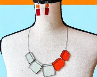 Ensemble collier et boucles d'oreilles signature Shard en acrylique Sarah Packington