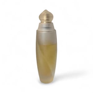 Puede incluir: Un pequeño frasco de perfume de vidrio esmerilado con una tapa redondeada de color dorado. El frasco tiene una forma delgada y curvada y contiene un líquido amarillo claro. El diseño es simple y elegante, adecuado para una estética vintage o clásica.