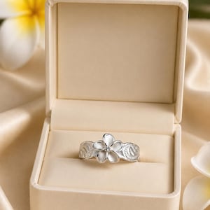 Anello in argento sterling con fiore di plumeria hawaiana e zirconi cubici, misura 5.5 (D)