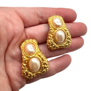 Vintage Matte Gold Tone Faux Pearl Cabochons Textured Clip on Earrings 1 3/8”