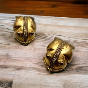 Pendientes de clip con textura de rana en tono dorado y latón estilo MMA vintage