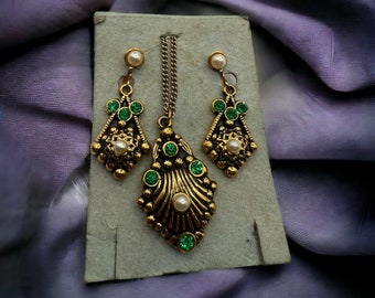 Vintage dainty Necklace and Screw-back Earrings Set Faux Pearl Emerald