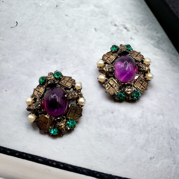 Vintage Selro Unsigned Jester Shield Heritage Earrings 1”