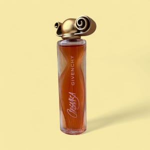 Puede incluir: Un frasco de perfume de vidrio transparente con tapón dorado. El frasco contiene un líquido marrón claro y presenta la palabra "Organza" en escritura blanca, con "Givenchy" impreso verticalmente. El frasco está sobre un fondo amarillo.