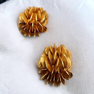 Vintage Chunky Matte Gold Tone Well Made Pine Cone Clip on Earrings 1 1/2”