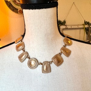 Collar etrusco vintage en tono dorado martillado con diseño geométrico y cierre de caja firmado por OSCAR de la Renta