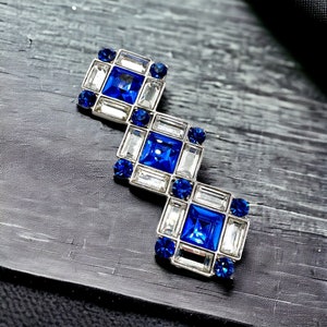 Broche grande de barra plateada geométrica de cristal azul real y transparente de Yves Saint Laurent, de 8,9 cm de ancho