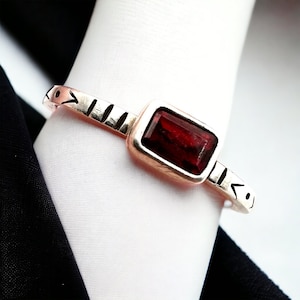 Vintage Garnet Sterling Silver .925 Etched Ring Size 6 3/4